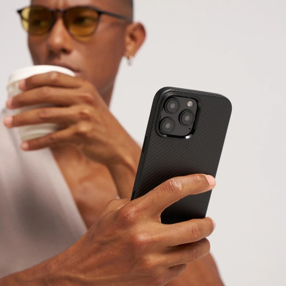 Apple iPhone 16 Pro Max Kılıf M-safe Şarj Özellikli Aramid Fiber Pitaka Military-Grade Classic Serisi Black-Grey Twill Kapak