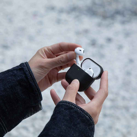 Apple AirPods 4 Kılıf Qi M-Safe Şarj Özellikli Native Union RE Classic Serisi Suni Deri Kapak
