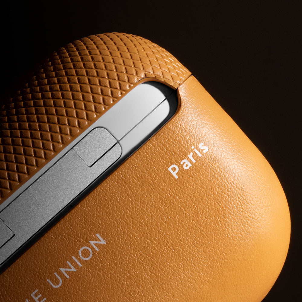 Apple AirPods Pro 2 Kılıf Qi M-Safe Şarj Özellikli Native Union RE Classic Serisi Suni Deri Kapak