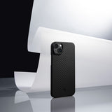Apple iPhone 14 Kılıf M-safe Şarj Özellikli 1500D Aramid Fiber Pitaka Ultra-Slim Classic Serisi Black-Grey Twill Kapak