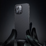 Apple iPhone 14 Pro Max Kılıf M-safe Özellikli Karbon Fiber Benks Essential Kevlar Kapak