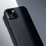 Apple iPhone 15 Plus Kılıf M-safe Şarj Özellikli 1500D Aramid Fiber Pitaka Ultra-Slim Classic Serisi Black-Grey Twill Kapak