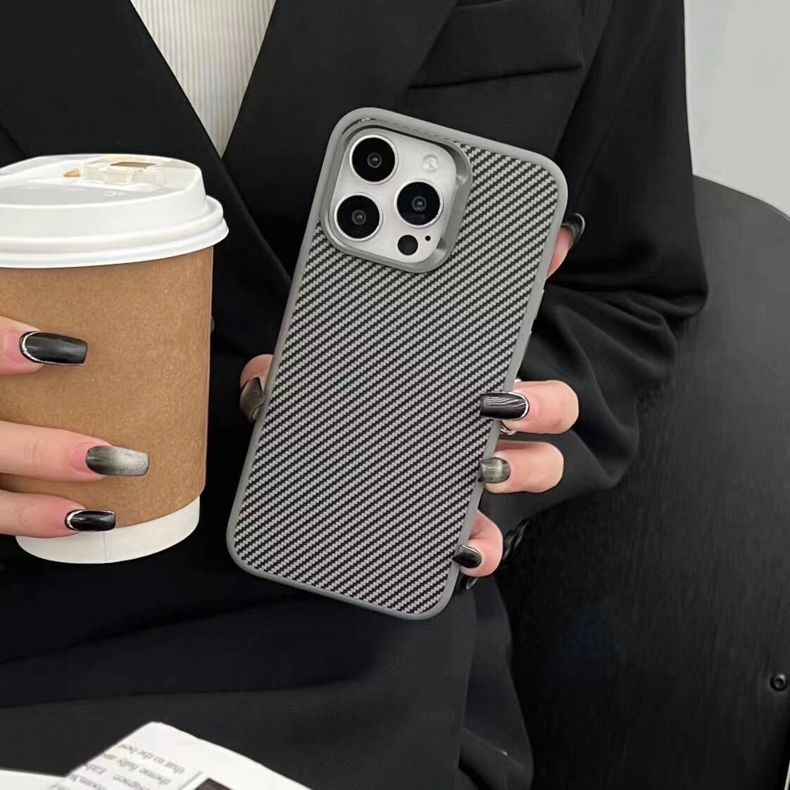 Apple iPhone 15 Pro Kılıf M-safe Şarj Özellikli Karbon Fiber Görünümlü Zore Troy Kapak