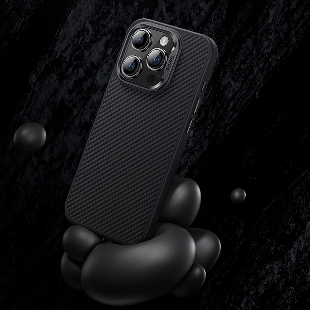 Apple iPhone 15 Pro Kılıf Karbon Fiber M-safe Şarj Özellikli Benks Hybrid ArmorPro 600D Kevlar Kapak