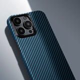 Apple iPhone 15 Pro Kılıf M-safe Şarj Özellikli 1500D Aramid Fiber Pitaka Ultra-Slim Classic Serisi Black-Blue Twill Kapak