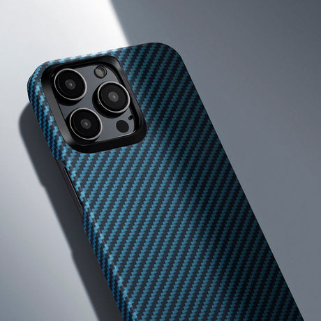 Apple iPhone 15 Pro Kılıf M-safe Şarj Özellikli 1500D Aramid Fiber Pitaka Ultra-Slim Classic Serisi Black-Blue Twill Kapak