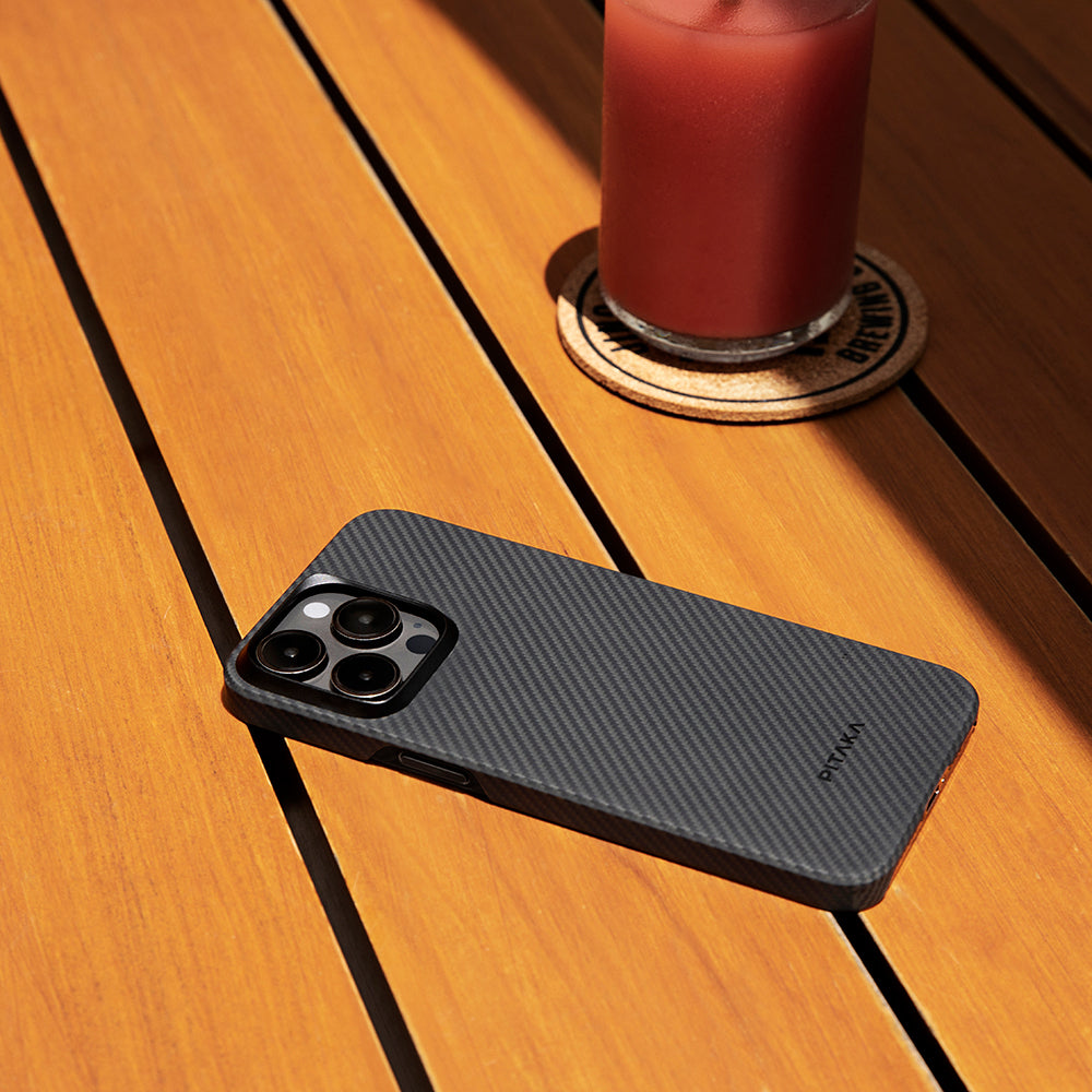 Apple iPhone 15 Pro Kılıf M-safe Şarj Özellikli 600D Aramid Fiber Pitaka Ultra-Slim Classic Serisi Black-Grey Twill Kapak