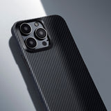 Apple iPhone 15 Pro Kılıf M-safe Şarj Özellikli 600D Aramid Fiber Pitaka Ultra-Slim Classic Serisi Black-Grey Twill Kapak
