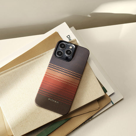 Apple iPhone 15 Pro Kılıf M-safe Şarj Özellikli Aramid Fiber Pitaka Tactile Woven Sunset-Moonrise Serisi Sunset Kapak