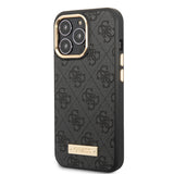 Apple iPhone 15 Pro Max Kılıf Guess Orjinal Lisanslı M-safe Şarj Özellikli 4G Desenli PU Metal Plaka Klasik Logolu Kapak