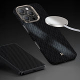 Apple iPhone 16 Pro Max Kılıf M-Safe Şarj Özellikli Benks ArmorAir ArmorGrid Serisi Kevlar Kapak