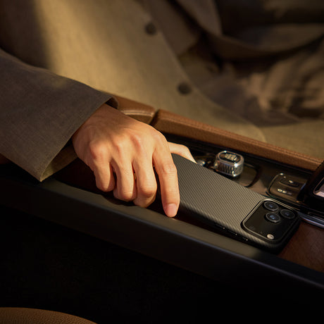 Apple iPhone 17 Pro Max Kılıf M-safe Şarj Özellikli 1500D Aramid Fiber Pitaka Military-Grade Classic Serisi Black-Grey Twill Kapak