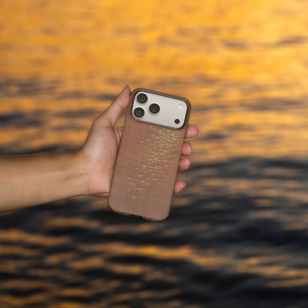 Apple iPhone 17 Pro Max Kılıf M-safe Şarj Özellikli Aramid Fiber Pitaka Glints of Gold Ultra Slim Serisi Kapak