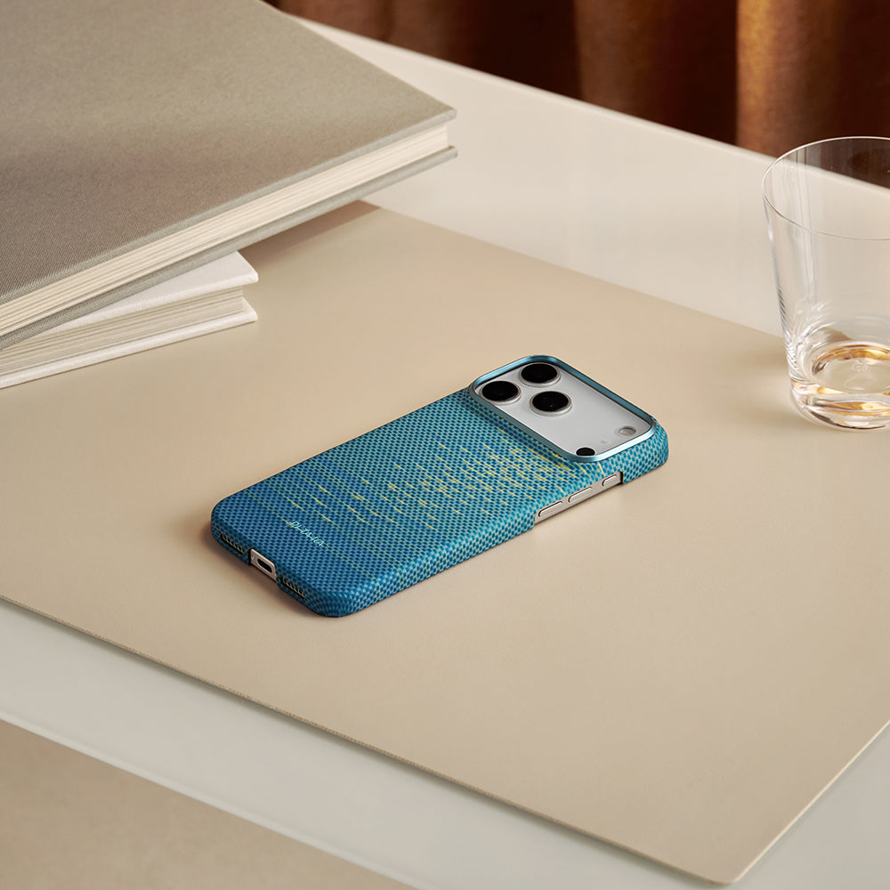 Apple iPhone 17 Pro Max Kılıf M-safe Şarj Özellikli Aramid Fiber Pitaka Glints of Gold Ultra Slim Serisi Kapak