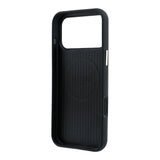 Apple iPhone 18 Pro Kılıf Guess Orjinal Lisanslı M-safe Şarj Özellikli PU Metal Üçgen Logolu Karbon Fiber Kevlar Kapak