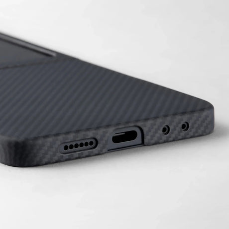 Galaxy Z Flip 7 Kılıf M-safe Şarj Özellikli 600D Aramid Fiber Pitaka Ultra-Slim Classic Serisi Black-Grey Twill Kapak