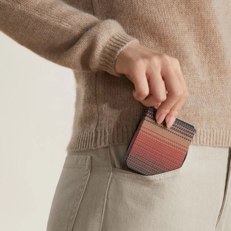 Galaxy Z Flip 7 Kılıf M-safe Şarj Özellikli Aramid Fiber Pitaka Tactile Woven Sunset-Moonrise Serisi Kapak